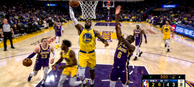 NBA湖人队对阵勇士队的篮球比赛直播画面，球员在球场上进行激烈对抗