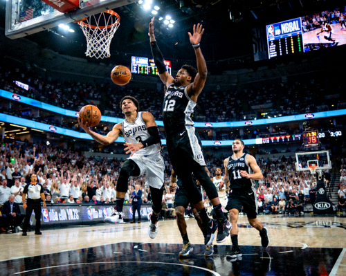 NBA篮球比赛现场直播画面，球员在球场上进行激烈对抗的精彩瞬间